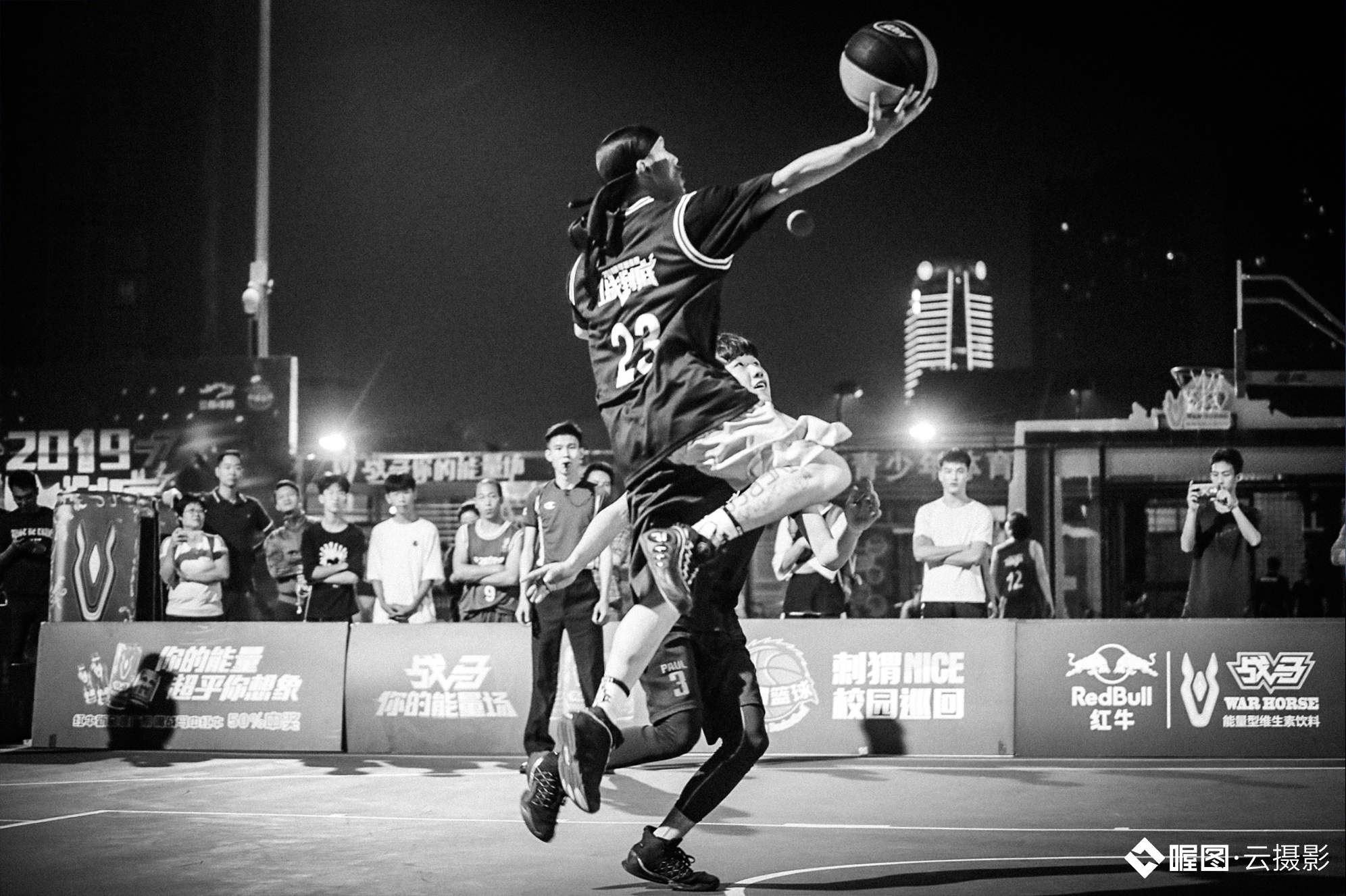 关于“竞技精神点燃全场！”——全球车迷狂热助威热潮的信息