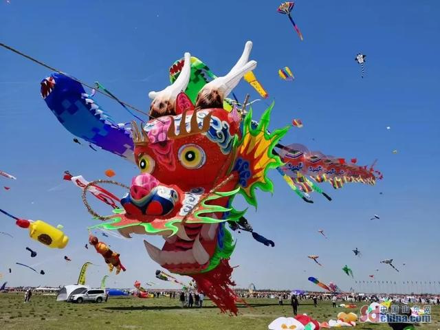 海岸线纸风筝竞风赛，空中艺术的极限飞扬